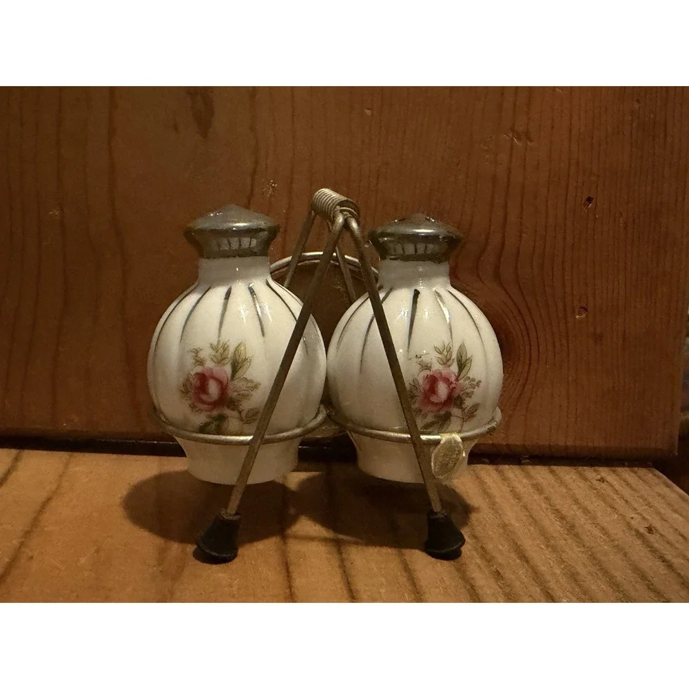 VTG State Capitol Lexington Kentucky Salt & Pepper Shaker W/Holder